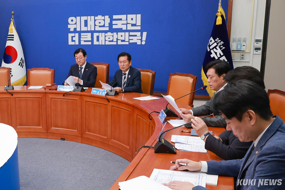 더불어민주당 정청래 대표가 지난달 16일 국회에서 열린 제6차 중앙위원회의에 참석해 조승래 사무총장의 안건 설명을 듣고 있다.