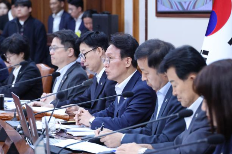 김민석 국무총리가 16일 서울 종로구 정부서울청사에서 열린 국무회의 겸 비상경제본부회의에 참석, 현안을 점검하고 있다. 연합뉴스