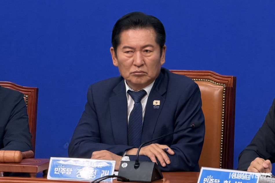 정청래 더불어민주당 대표가 17일 국회에서 열린 최고위원회의에 참석했다. 유병민 기자