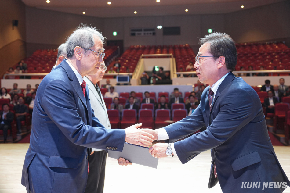 강삼영 강원교육감 당선인이 김기석 강원대학교 명예교수에게 위촉장을 수여하고 있다.