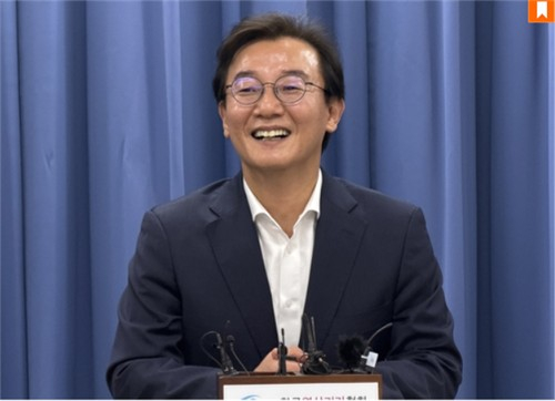 시청 기자실에서 기자간담회하는 전재수 부산시장 당선인. 사진 연합뉴스