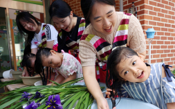 외국인도 어린이도…단오 앞두고 ‘창포물로 액운 날리기’ [쿠키포토]