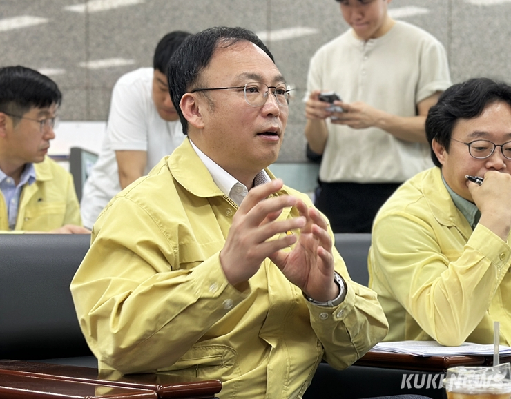 17일 정부대전청사 기자실에서 소나무재선충별 방제품질 점검결과를 설명하는 이용권 산림청 산림재난통재관. 사진=이재형 기자