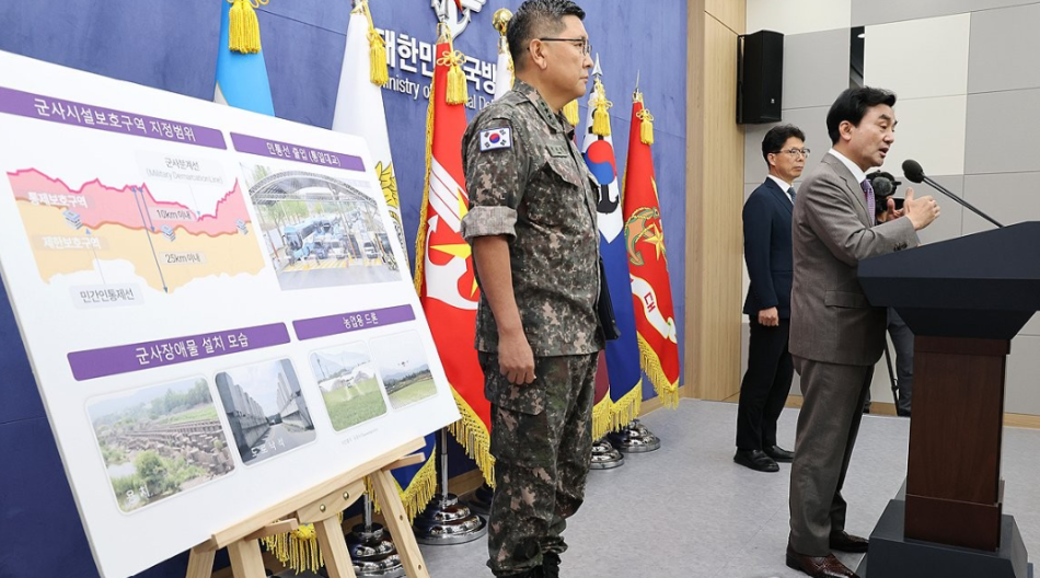 안규백 국방부 장관이 17일 서울 용산구 국방부 브리핑룸에서 군사시설 규제개선 정책을 발표하고 있다. 연합뉴스