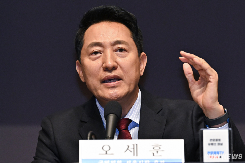 오세훈 서울시장이 지난달 20일 서울 중구 프레스센터에서 열린 관훈토론회에서 토론자들의 질의에 답하고 있다. 남동균 기자