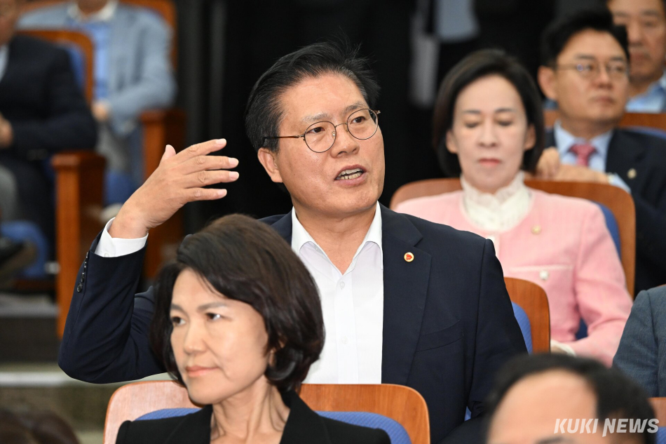 송석준 국민의힘 의원이 17일 서울 여의도 국회에서 열린 당 의원총회에 참석해 비공개 회의 방식에 항의하고 있다.