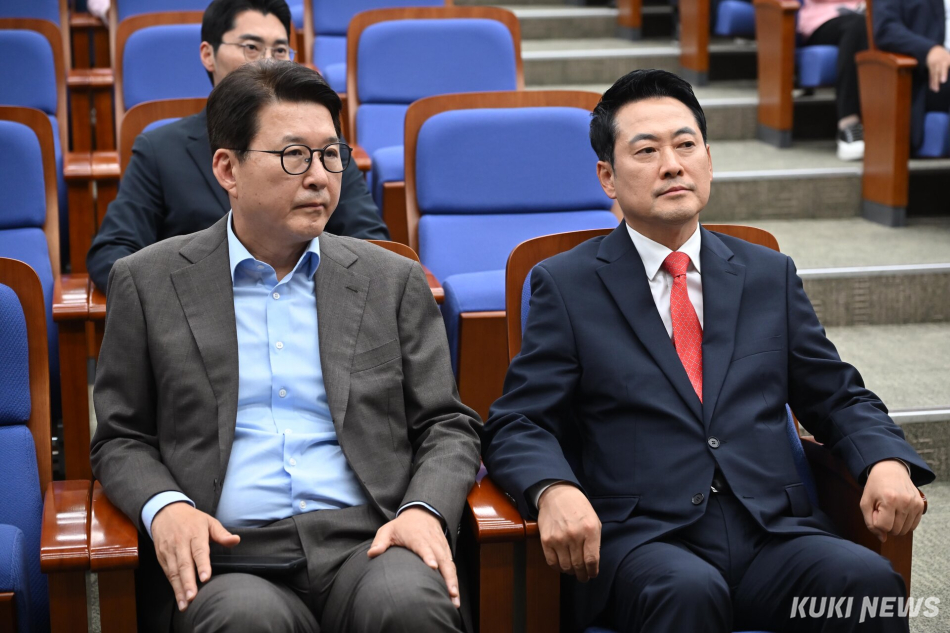 장동혁 국민의힘 대표가 17일 서울 여의도 국회에서 열린 당 의원총회에 참석해 있다.