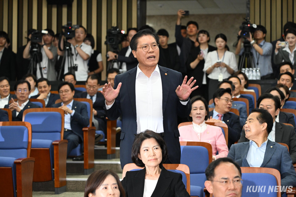 송석준 국민의힘 의원이 17일 서울 여의도 국회에서 열린 당 의원총회에 참석해 비공개 회의 방식에 항의하고 있다.