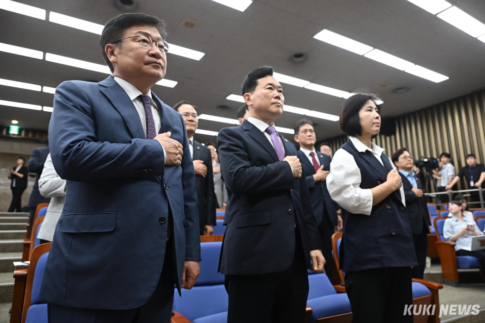 정점식 국민의힘 원내대표가 17일 서울 여의도 국회에서 열린 당 의원총회에서 국민의례하고 있다.