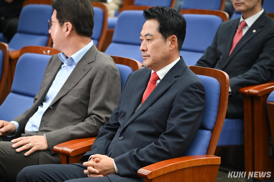 장동혁 국민의힘 대표가 17일 서울 여의도 국회에서 열린 당 의원총회에 참석해 있다.