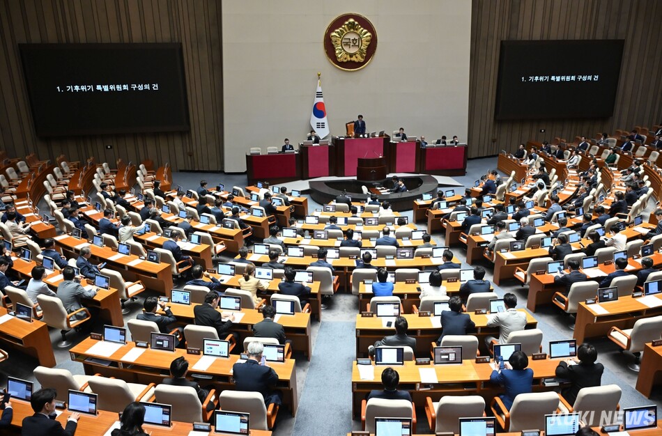 지난 11일 서울 여의도 국회에서 열린 제436회국회(임시회) 제2차 본회의에서 기후위기 특별위원회 구성의 건 의결이 진행되고 있다. 임은재 기자