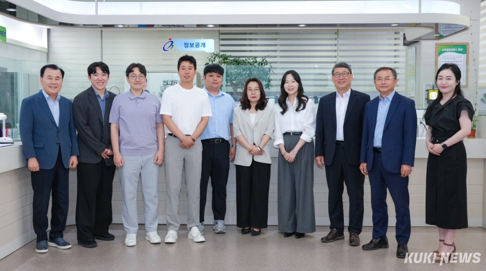 김지철 충남교육감은 17일 청 내 민원실에서 민원 담당 공무원 9명이 참석한 가운데 현장 소통 간담회를 개최했다.