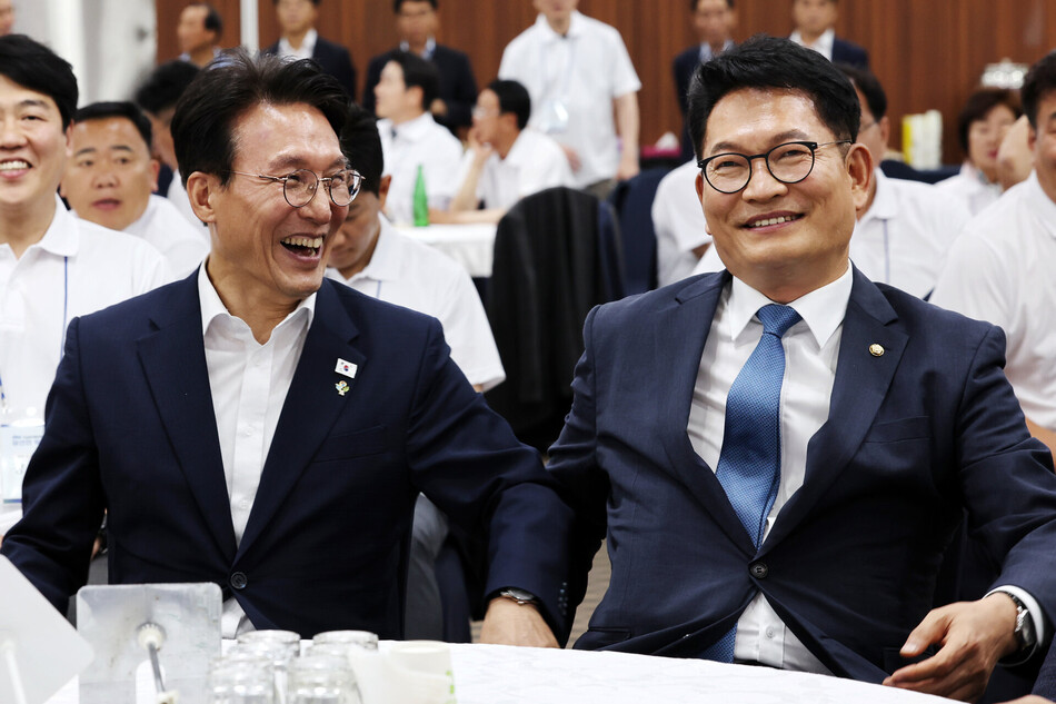 더불어민주당 차기 당권 도전에 나설 것으로 예상되는 김민석 국무총리와 송영길 민주당 의원이 16일 오후 전남 보성군 다비치콘도에서 열린 제9회 전국동시지방선거 더불어민주당 전남광주통합특별시의원 당선인 워크숍에서 인사를 나누고 있다.