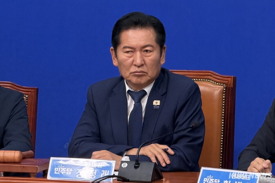 정청래 더불어민주당 대표가 17일 국회에서 열린 최고위원회의에서 생각에 잠겨있다. 유병민 기자