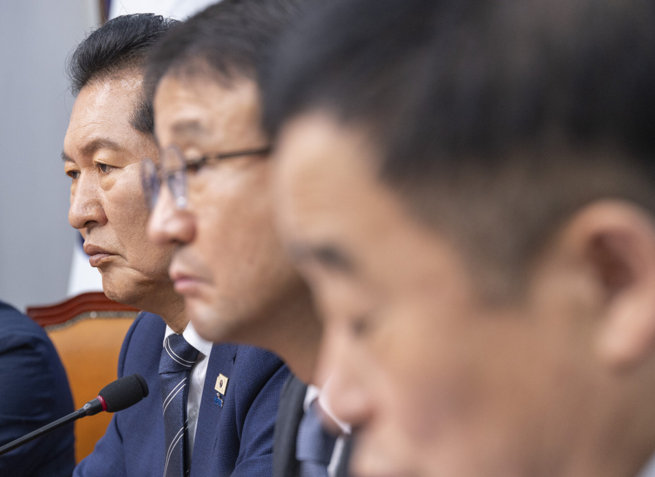 정청래 더불어민주당 대표가 15일 국회에서 열린 최고위원회의에서 강득구 민주당 최고위원의 발언을 듣고 있다. 연합뉴스