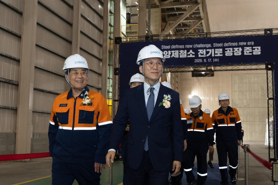 17일 포스코 광양제철소 전기로 공장 준공식에 김민석 국무총리(오른쪽)와 장인화 포스코그룹 회장이 입장하고 있다. 포스코 제공