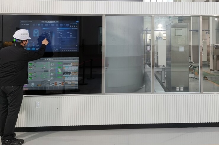 경기도 화성 AI 정수장 약품동 내 설치된 스마트 터치 운영 화면. 한국수자원공사