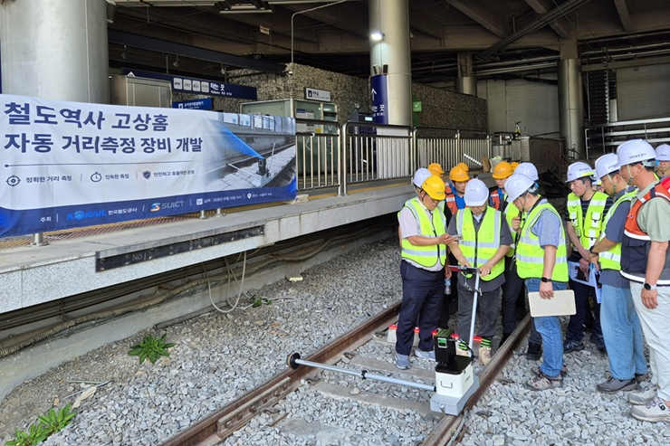 서울역에서 열린 ‘철도역사 고상홈 거리 자동측정 장비’ 시연. 코레일