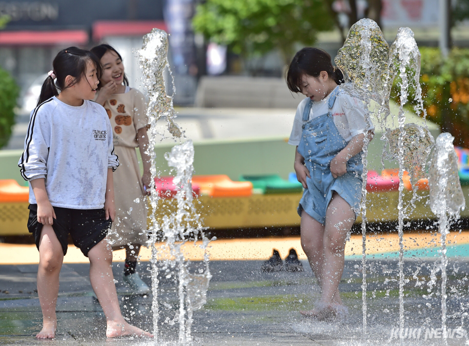 대구·경북에 올해 첫 폭염주의보가 내려졌다. 사진은 대구 수창공원 바닥분수. 최태욱 기자