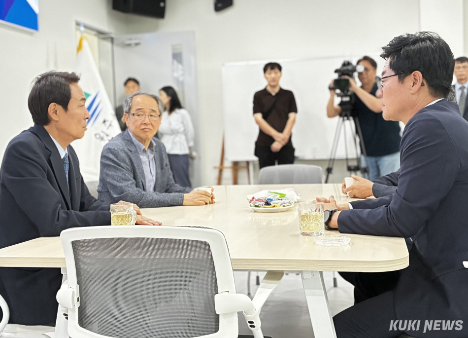 우상호(왼쪽) 강원특별자치도지사 당선인은 17일 오후 민선 9기 원주시 ‘시민주권 시대 준비위원회’를 방문, 구자열(오른쪽) 원주시장 당선인 첫 정책 논의에 나섰다. 원주=윤수용 기자