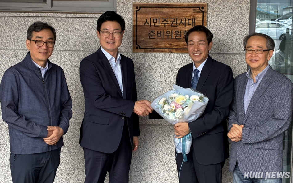 우상호(오른쪽 두 번째) 강원특별자치도지사 당선인은 17일 오후 민선 9기 원주시 ‘시민주권 시대 준비위원회’를 방문, 구자열(왼쪽 두 번째) 원주시장 당선인과 첫 정책 논의에 나섰다. 원주=윤수용 기자