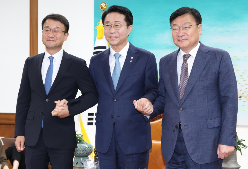 조정식 국회의장이 11일 서울 여의도 국회의장 집무실에서 여야 원내대표와 회동 전 기념 촬영을 하고 있다. 사진 왼쪽부터 한병도 더불어민주당 원내대표, 조 국회의장, 정점식 국민의힘 원내대표. 연합뉴스