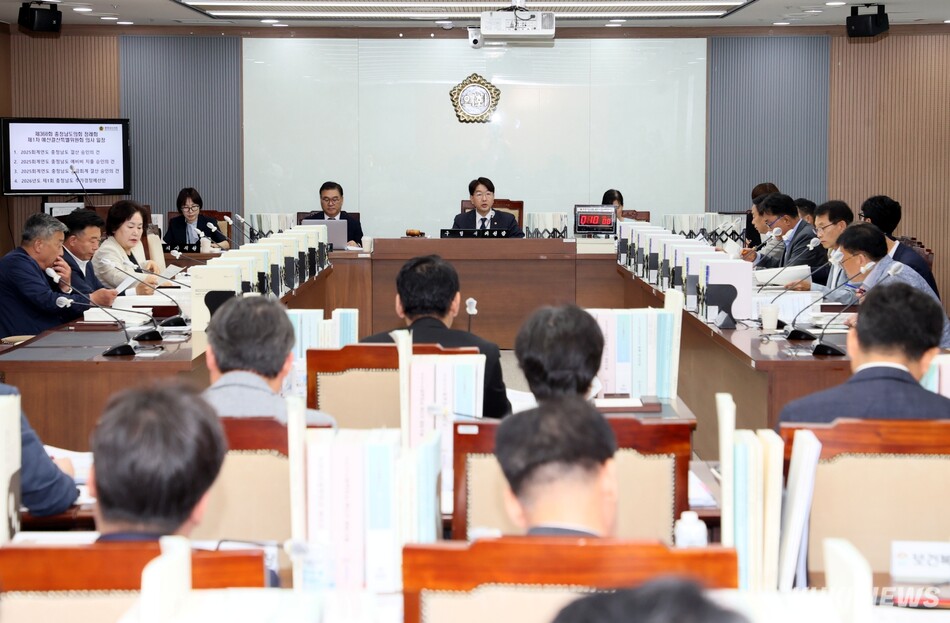 충남도의회 예산결산특별위원회는 17일 충남도 소관 2025회계연도 결산 승인안 및 2026년도 제1회 추가경정예산안 등 4건의 안건을 원안대로 의결했다. 충남도의회