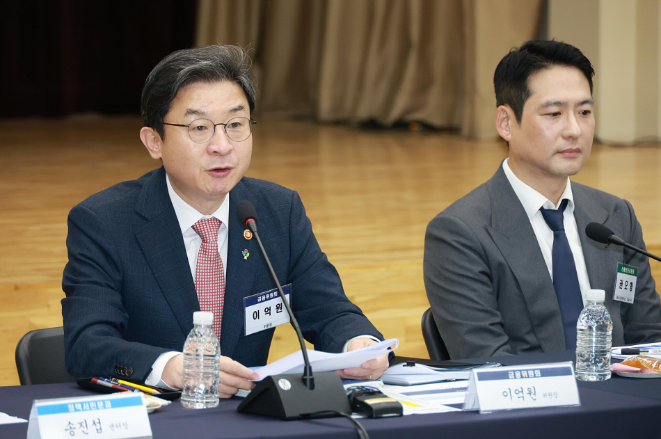 이억원 금융위원장이 17일 오후 서울 중구 예금보험공사에서 포용금융 전략추진단 자문위원, 금융감독원·서민금융진흥원·한국신용정보원·한국자산관리공사 등 유관기관 관계자가 참석한 가운데 포용금융 현장 대토론회를 주재했다. 금융위원회 제공