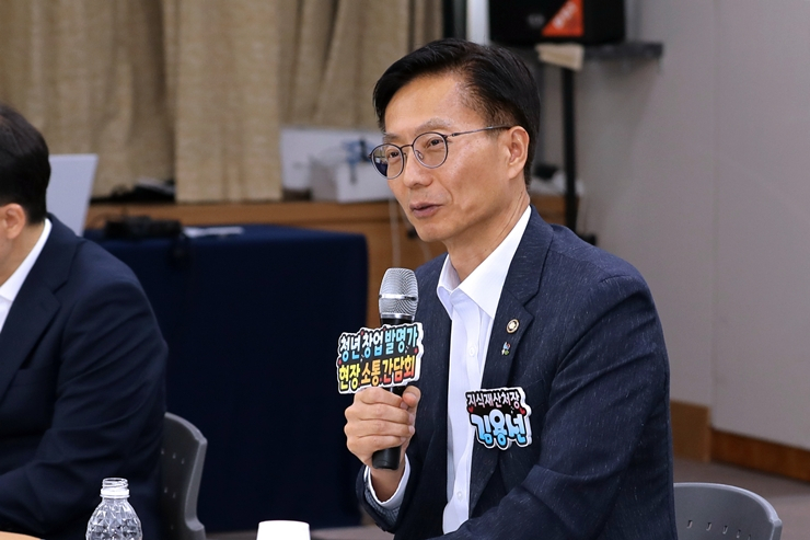 17일 한국지식재산센터에서 열린 ‘청년 창업발명가 현장소통 간담회’에서 발언하는 김용선 지식재산처장. 지식재산처
