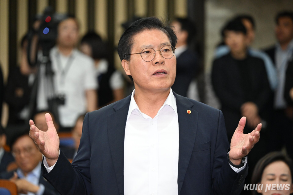 송석준 국민의힘 의원이 17일 서울 여의도 국회에서 열린 당 의원총회에 참석해 비공개 회의 방식에 항의하고 있다. 임은재 기자