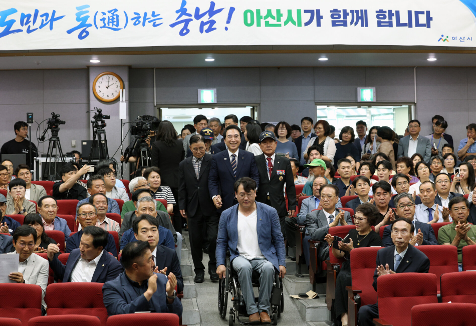 박수현 당선인이 아산시 노인회장과 월남참전전우회장 손을 잡고 입장하고 있다. 통하는충남 준비위 제공