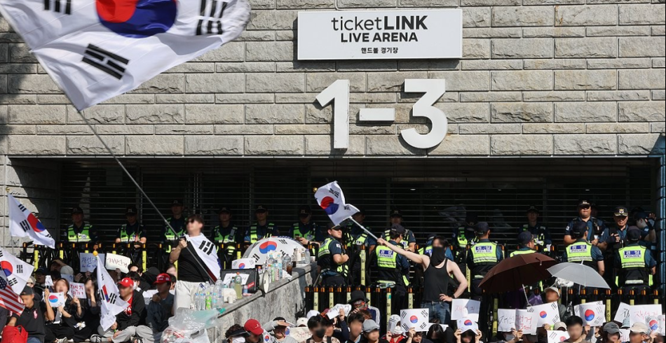 투표지 부족 사태‘를 규탄하며 재선거를 요구하는 ‘잠실 개표소 봉쇄 시위‘가 1박 2일째 계속되는 가운데 지난 6일 개표소인 서울 송파구 올림픽공원 핸드볼경기장 앞에서 부정선거를 주장하는 시민들과 보수 성향 유튜버 등이 구호를 외치고 있다. 연합뉴스