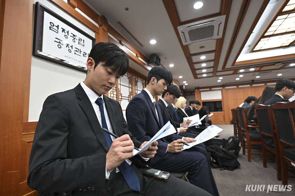 17일 경기 과천시 중앙선거관리위원회에서 열린 6·3 지방선거 투표용지 부족 사태관련 간담회에서 전국 대학 총학생회 대표자들이 자료를 살펴보고 있다.