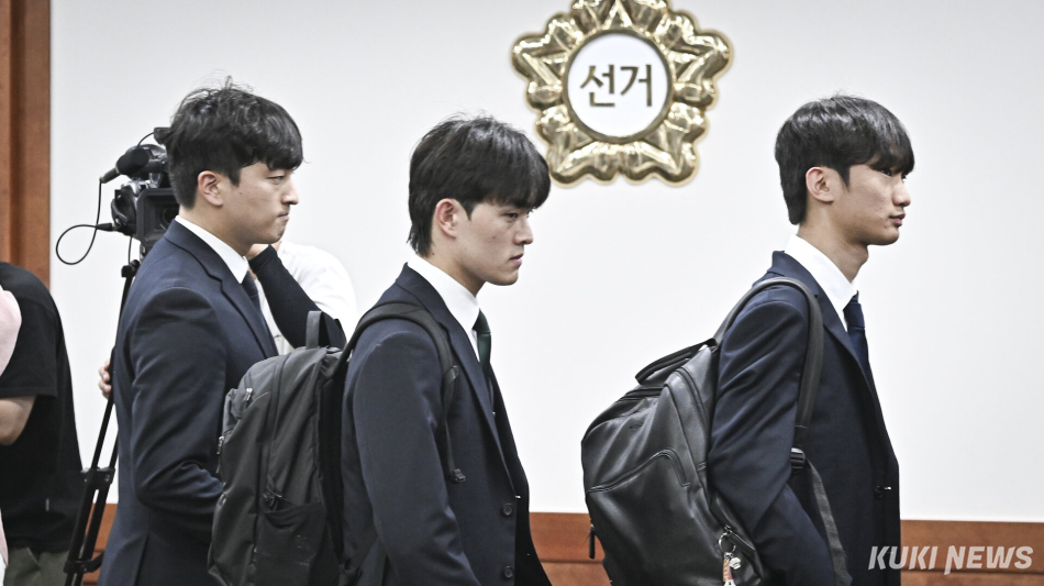 한국대학총학생회공동포럼에 소속된 전국 주요 대학 총학생회 대표자들이 17일 경기 과천시 중앙선거관리위원회에 투표용지 부족 사태와 관련해 항의방문하고 있다.