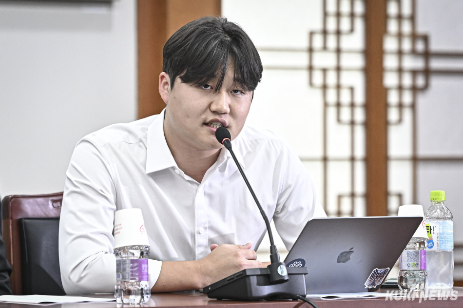 17일 경기 과천시 중앙선거관리위원회에서 열린 6·3 지방선거 투표용지 부족 사태관련 간담회에서 나민석 한국대학총학생회공동포럼 사무처장이 발언하고 있다.