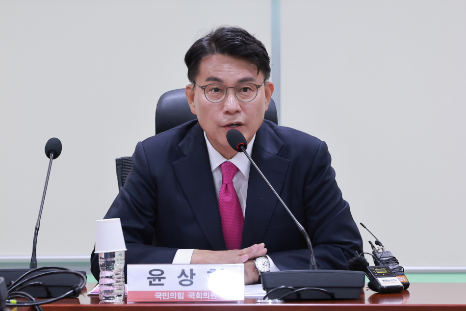 윤상현 국민의힘 의원이 지난 5일 국회 의원회관에서 본인이 연 토론회 ‘6·3 지방선거 평가와 고찰 - 보수, 무엇을 잃었고 무엇을 되찾을 것인가‘에 참석해 인사말하고 있다. 연합뉴스