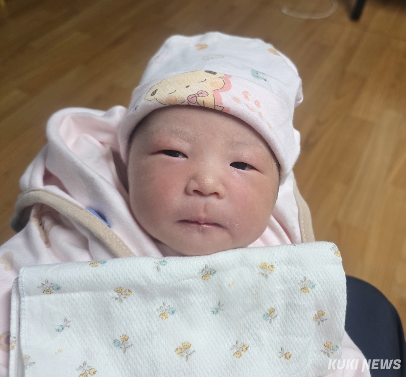 지난 12일 태어난 심윤야 여아. 정선군
