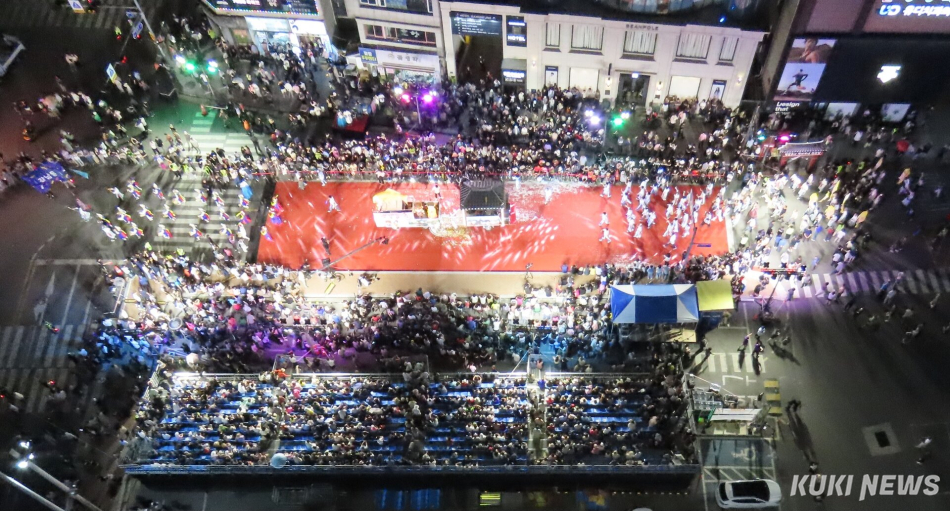 ‘2026 강릉단오제 신통대길 길놀이’가 17일 성내동광장에서 오후 6시부터 펼쳐진 사전공연을 시작으로, 오후 6시 30분부터 10시까지 강릉의료원~대도호부관아~옥천오거리~성내동광장을 잇는 총 2.2km 구간에서 21개 읍면동 주민들이 참가한 가운데 진행돼 다채로운 공연이 펼쳐졌다. 전인수 기자