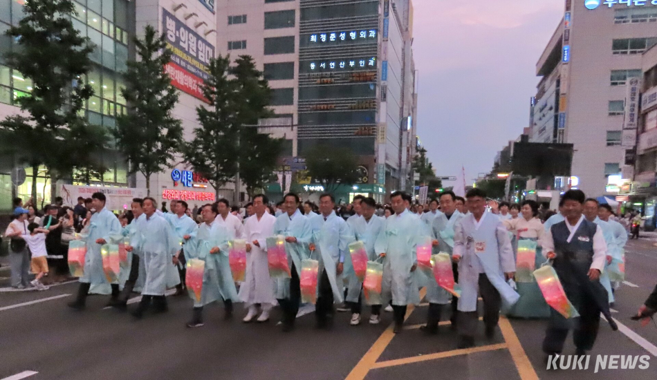‘2026 강릉단오제 신통대길 길놀이’가 17일 성내동광장에서 오후 6시부터 펼쳐진 사전공연을 시작으로, 오후 6시 30분부터 10시까지 강릉의료원~대도호부관아~옥천오거리~성내동광장을 잇는 총 2.2km 구간에서 21개 읍면동 주민들이 참가한 가운데 진행돼 다채로운 공연이 펼쳐졌다. 전인수 기자