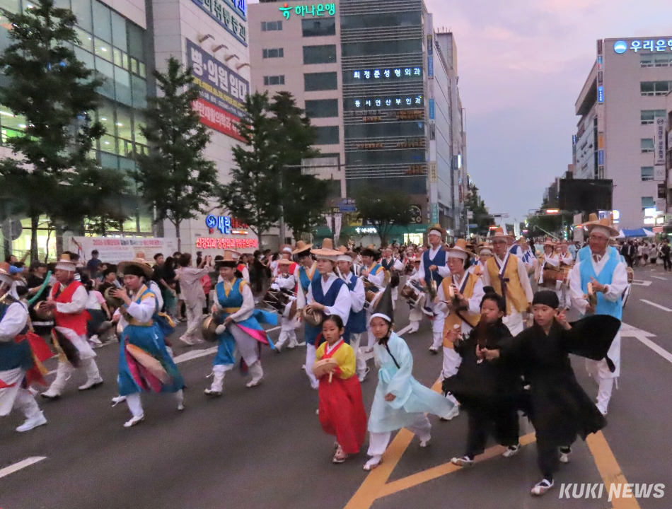 ‘2026 강릉단오제 신통대길 길놀이’가 17일 성내동광장에서 오후 6시부터 펼쳐진 사전공연을 시작으로, 오후 6시 30분부터 10시까지 강릉의료원~대도호부관아~옥천오거리~성내동광장을 잇는 총 2.2km 구간에서 21개 읍면동 주민들이 참가한 가운데 진행돼 다채로운 공연이 펼쳐졌다. 전인수 기자