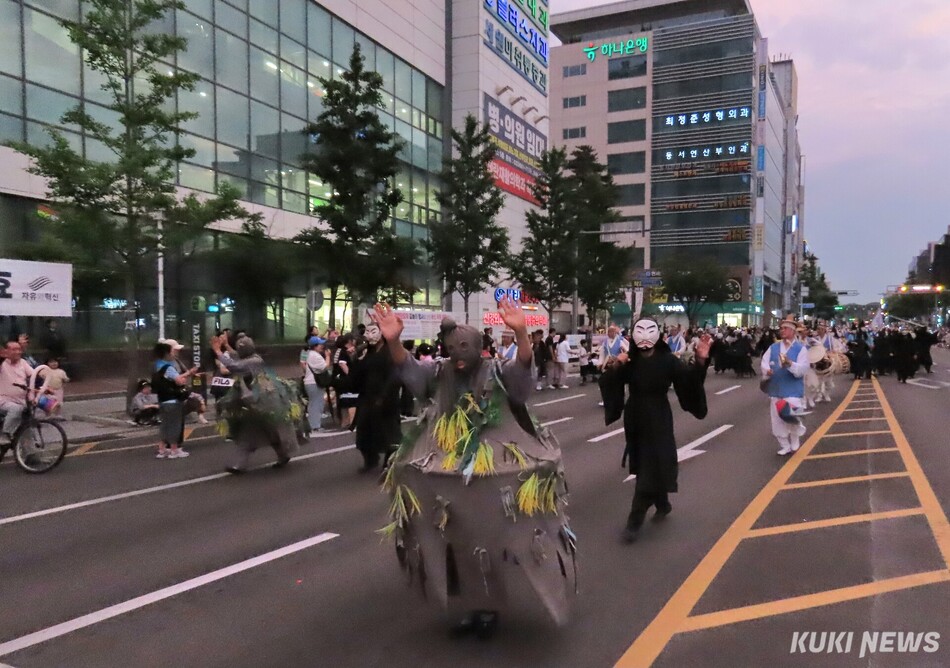 ‘2026 강릉단오제 신통대길 길놀이’가 17일 성내동광장에서 오후 6시부터 펼쳐진 사전공연을 시작으로, 오후 6시 30분부터 10시까지 강릉의료원~대도호부관아~옥천오거리~성내동광장을 잇는 총 2.2km 구간에서 21개 읍면동 주민들이 참가한 가운데 진행돼 다채로운 공연이 펼쳐졌다. 전인수 기자