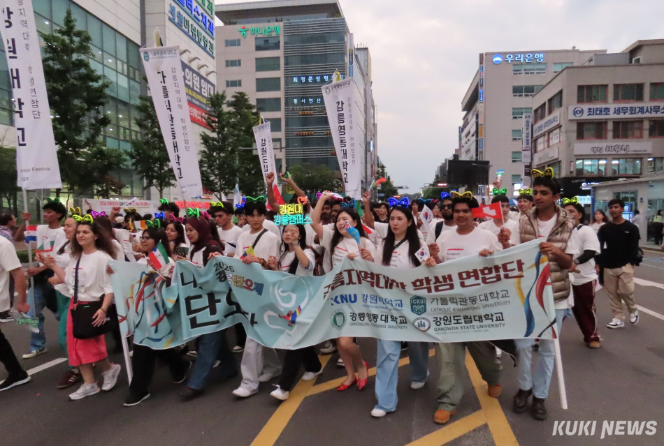 ‘2026 강릉단오제 신통대길 길놀이’가 17일 성내동광장에서 오후 6시부터 펼쳐진 사전공연을 시작으로, 오후 6시 30분부터 10시까지 강릉의료원~대도호부관아~옥천오거리~성내동광장을 잇는 총 2.2km 구간에서 21개 읍면동 주민들이 참가한 가운데 진행돼 다채로운 공연이 펼쳐졌다. 전인수 기자