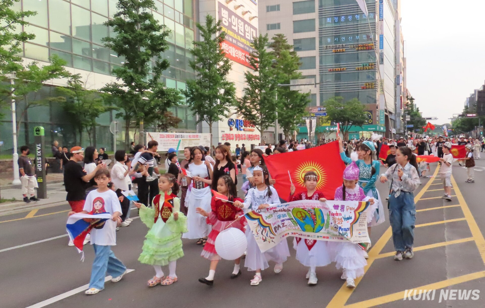 ‘2026 강릉단오제 신통대길 길놀이’가 17일 성내동광장에서 오후 6시부터 펼쳐진 사전공연을 시작으로, 오후 6시 30분부터 10시까지 강릉의료원~대도호부관아~옥천오거리~성내동광장을 잇는 총 2.2km 구간에서 21개 읍면동 주민들이 참가한 가운데 진행돼 다채로운 공연이 펼쳐졌다. 전인수 기자