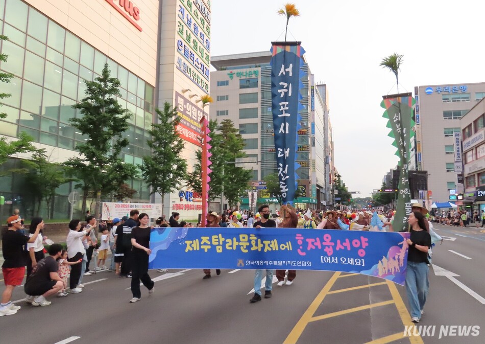 ‘2026 강릉단오제 신통대길 길놀이’가 17일 성내동광장에서 오후 6시부터 펼쳐진 사전공연을 시작으로, 오후 6시 30분부터 10시까지 강릉의료원~대도호부관아~옥천오거리~성내동광장을 잇는 총 2.2km 구간에서 21개 읍면동 주민들이 참가한 가운데 진행돼 다채로운 공연이 펼쳐졌다. 전인수 기자