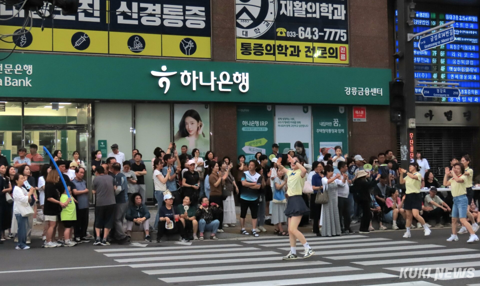 ‘2026 강릉단오제 신통대길 길놀이’가 17일 성내동광장에서 오후 6시부터 펼쳐진 사전공연을 시작으로, 오후 6시 30분부터 10시까지 강릉의료원~대도호부관아~옥천오거리~성내동광장을 잇는 총 2.2km 구간에서 21개 읍면동 주민들이 참가한 가운데 진행돼 다채로운 공연이 펼쳐졌다. 전인수 기자