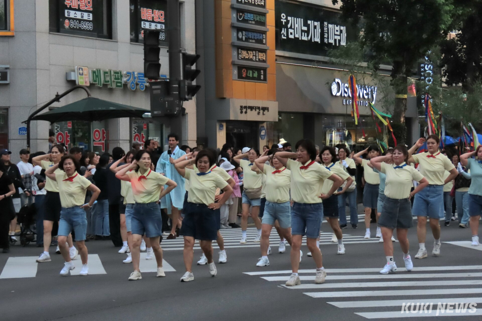 ‘2026 강릉단오제 신통대길 길놀이’가 17일 성내동광장에서 오후 6시부터 펼쳐진 사전공연을 시작으로, 오후 6시 30분부터 10시까지 강릉의료원~대도호부관아~옥천오거리~성내동광장을 잇는 총 2.2km 구간에서 21개 읍면동 주민들이 참가한 가운데 진행돼 다채로운 공연이 펼쳐졌다. 전인수 기자