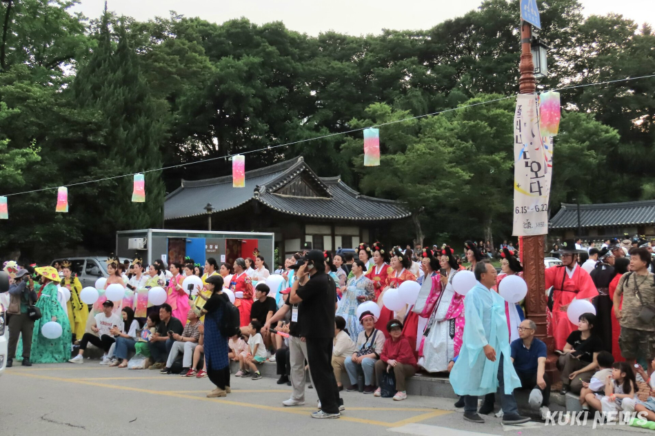 ‘2026 강릉단오제 신통대길 길놀이’가 17일 성내동광장에서 오후 6시부터 펼쳐진 사전공연을 시작으로, 오후 6시 30분부터 10시까지 강릉의료원~대도호부관아~옥천오거리~성내동광장을 잇는 총 2.2km 구간에서 21개 읍면동 주민들이 참가한 가운데 진행돼 다채로운 공연이 펼쳐졌다. 전인수 기자