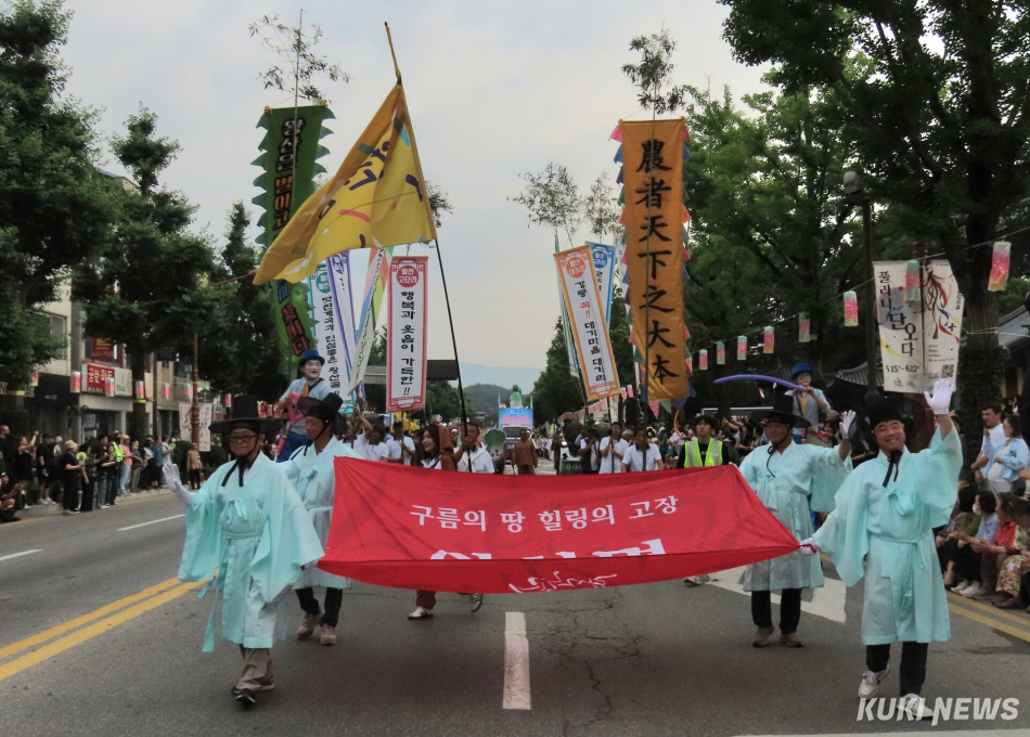‘2026 강릉단오제 신통대길 길놀이’가 17일 성내동광장에서 오후 6시부터 펼쳐진 사전공연을 시작으로, 오후 6시 30분부터 10시까지 강릉의료원~대도호부관아~옥천오거리~성내동광장을 잇는 총 2.2km 구간에서 21개 읍면동 주민들이 참가한 가운데 진행돼 다채로운 공연이 펼쳐졌다. 전인수 기자
