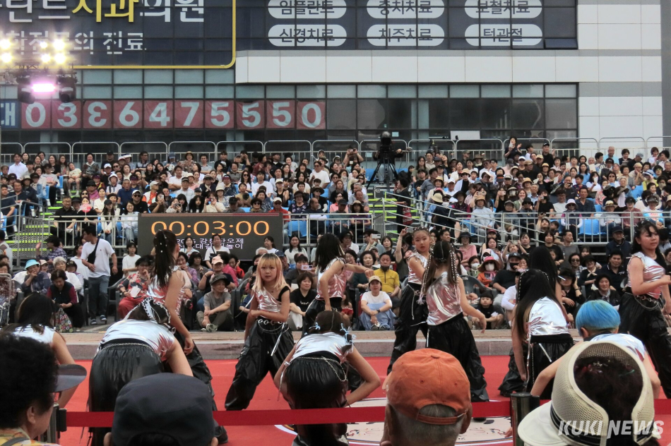 ‘2026 강릉단오제 신통대길 길놀이’가 17일 성내동광장에서 오후 6시부터 펼쳐진 사전공연을 시작으로, 오후 6시 30분부터 10시까지 강릉의료원~대도호부관아~옥천오거리~성내동광장을 잇는 총 2.2km 구간에서 21개 읍면동 주민들이 참가한 가운데 진행돼 다채로운 공연이 펼쳐졌다. 전인수 기자
