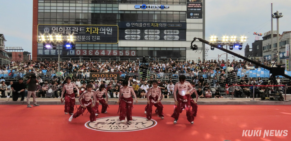‘2026 강릉단오제 신통대길 길놀이’가 17일 성내동광장에서 오후 6시부터 펼쳐진 사전공연을 시작으로, 오후 6시 30분부터 10시까지 강릉의료원~대도호부관아~옥천오거리~성내동광장을 잇는 총 2.2km 구간에서 21개 읍면동 주민들이 참가한 가운데 진행돼 다채로운 공연이 펼쳐졌다. 전인수 기자